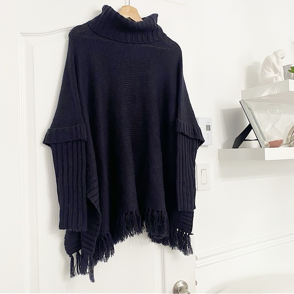 ARDENE | Black Cable knit fringed oversized shawl - Picture 4 of 9